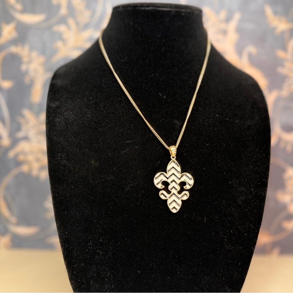 Vintage Estate Chevron Black, White and Gold Toned Fleur-de-lis Necklace Lot A65
